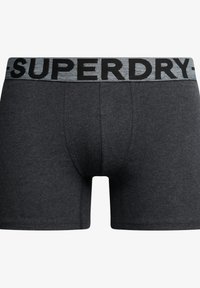 Grijze boxershorts met een zwarte elastische tailleband met daarin "SUPERDRY" in hoofdletters. Gemaakt van zacht, rekbaar materiaal voor comfort.