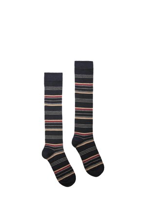 Deux chaussettes noires hautes aux genoux avec des rayures horizontales en gris, beige et rouge sur fond blanc.