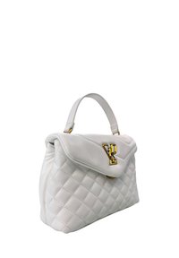 Borsa a tracolla in pelle bianca trapuntata con dettagli in oro, dalla forma strutturata e un'apertura a soffietto con un logo in evidenza.