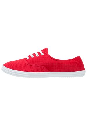 Czerwone niskie trampki z białymi sznurowadłami i teksturowaną tkaniną na górze, z białą gumową podeszwą zaprojektowaną do codziennego noszenia.