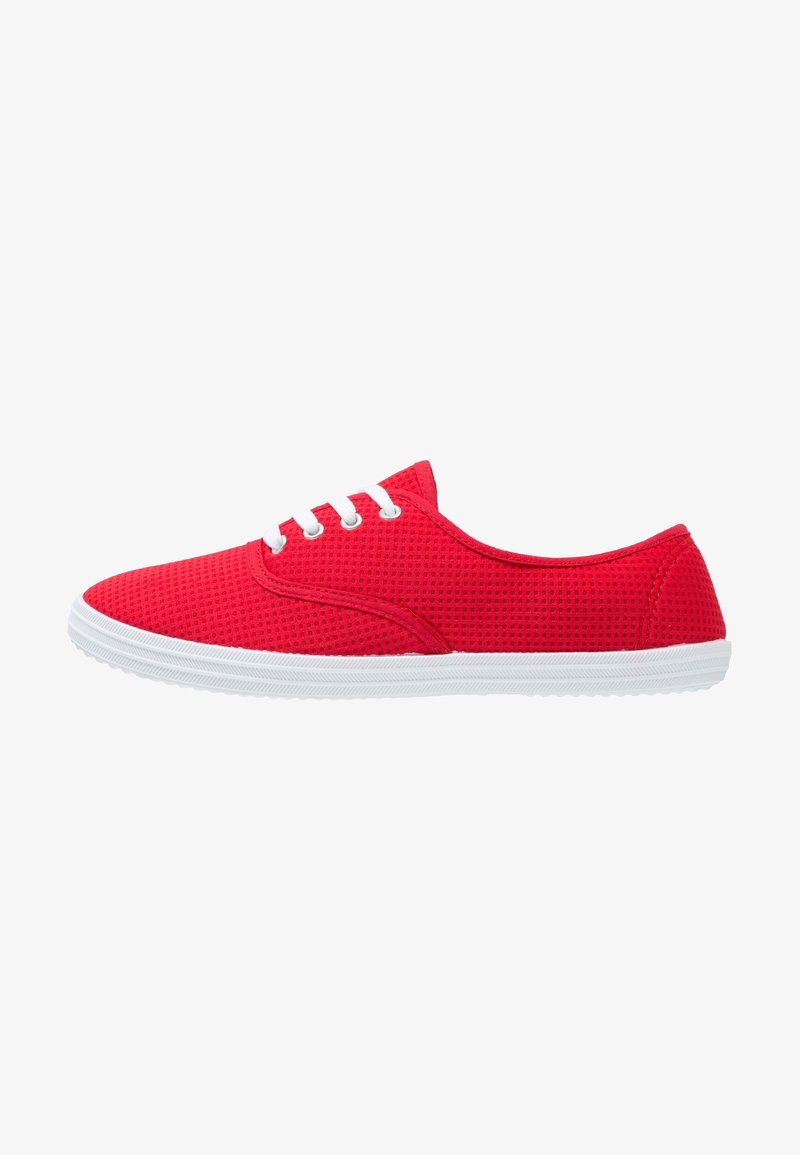 Baskets basses rouges avec des lacets blancs et une tige en tissu texturé, dotées d'une semelle en caoutchouc blanche conçue pour un usage décontracté.