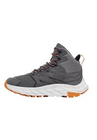 Graue halbhohe Sneaker aus strukturiertem Stoff, mit orangefarbenen Akzenten und weißer Sohle. Verfügt über ein gemustertes Obermaterial und ein robustes Schnürsystem für Stabilität.