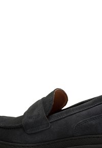 Grå mocka slip-on sko med rund tå, med en vikbar flik och en texturerad svart gummisula. Läderfoder är synligt.