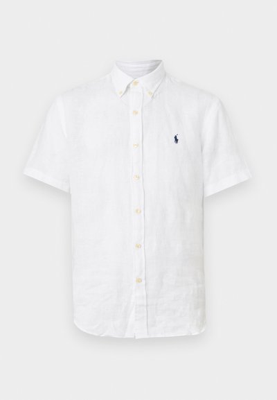 Λευκό λινό πουκάμισο με κοντό μανίκι, γιακά με κουμπιά, μπεζ κουμπιά και μικρό σκούρο μπλε κεντημένο λογότυπο στο αριστερό στήθος.