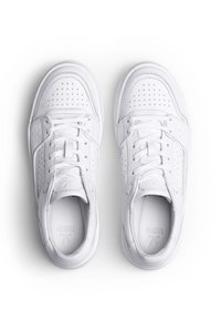 Un paio di sneakers in pelle bianca con perforazioni, lacci allacciati, viste dall'alto su uno sfondo bianco.