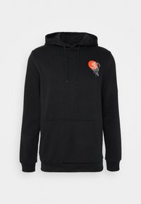Sudadera negra con cordones, bolsillo frontal y un diseño gráfico en blanco y naranja en el pecho izquierdo. Hecha de una tela suave.
