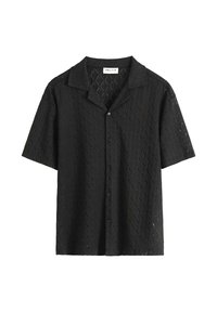 Chemise noire à manches courtes avec un motif en losanges, bouton sur le devant et un col décontracté. Tissu léger.