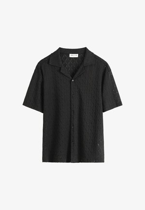 Chemise noire à manches courtes avec un motif en losanges, bouton sur le devant et un col décontracté. Tissu léger.