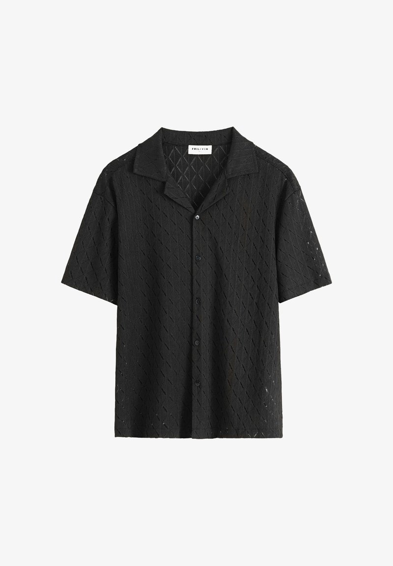 Chemise noire à manches courtes avec un motif en losanges, bouton sur le devant et un col décontracté. Tissu léger.