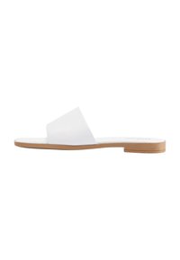 Sandale din piele albă, cu un curea superioară lată și curbă și o talpă plată, de culoare maronie deschisă. Textură netedă, cu detalii minime.