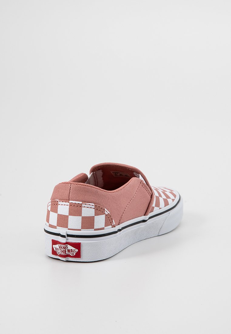 Scarpa slip-on in tela rosa con dettagli a righe bianche e a scacchi, suola in gomma e etichetta con logo Vans sul retro.