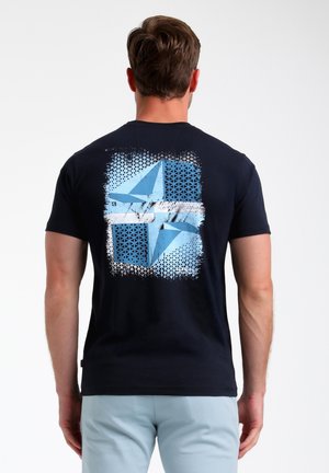 Camiseta de algodón azul marino con un gráfico geométrico azul en la parte posterior, con patrones texturizados y un acabado suave. Mangas cortas y cuello redondo.