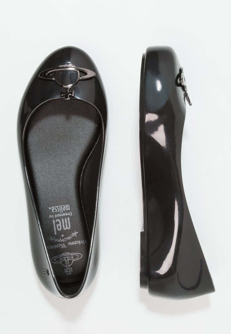 Bailarinas de charol negro con punta redondeada, acento decorativo de planeta metálico y plantilla acolchada para mayor comodidad.