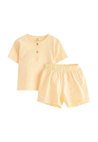 Helles, gelbes Baumwoll-Pyjama-Set für Kinder, bestehend aus einem kurzärmligen Oberteil mit zwei Knöpfen und Shorts mit elastischem Bund. Weicher Stoff.