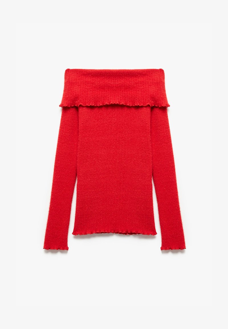 Röd stickad tröja med off-shoulder design, långa ärmar, ribbat mönster och råa kantdetaljer längs halsringningen och nederkanten.