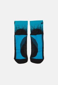 Sportsocken in Schwarz und Türkis. Sie verfügen über ein Design mit horizontalen und vertikalen Streifen sowie gepolsterten Fersen- und Zehenbereichen für zusätzlichen Komfort.