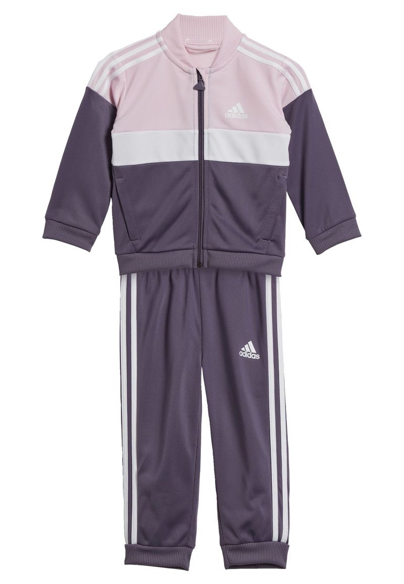 Completo da ginnastica Adidas in viola e rosa. Include una giacca con zip e strisce bianche, insieme a pantaloni coordinati. Realizzato in un tessuto liscio e elasticizzato.