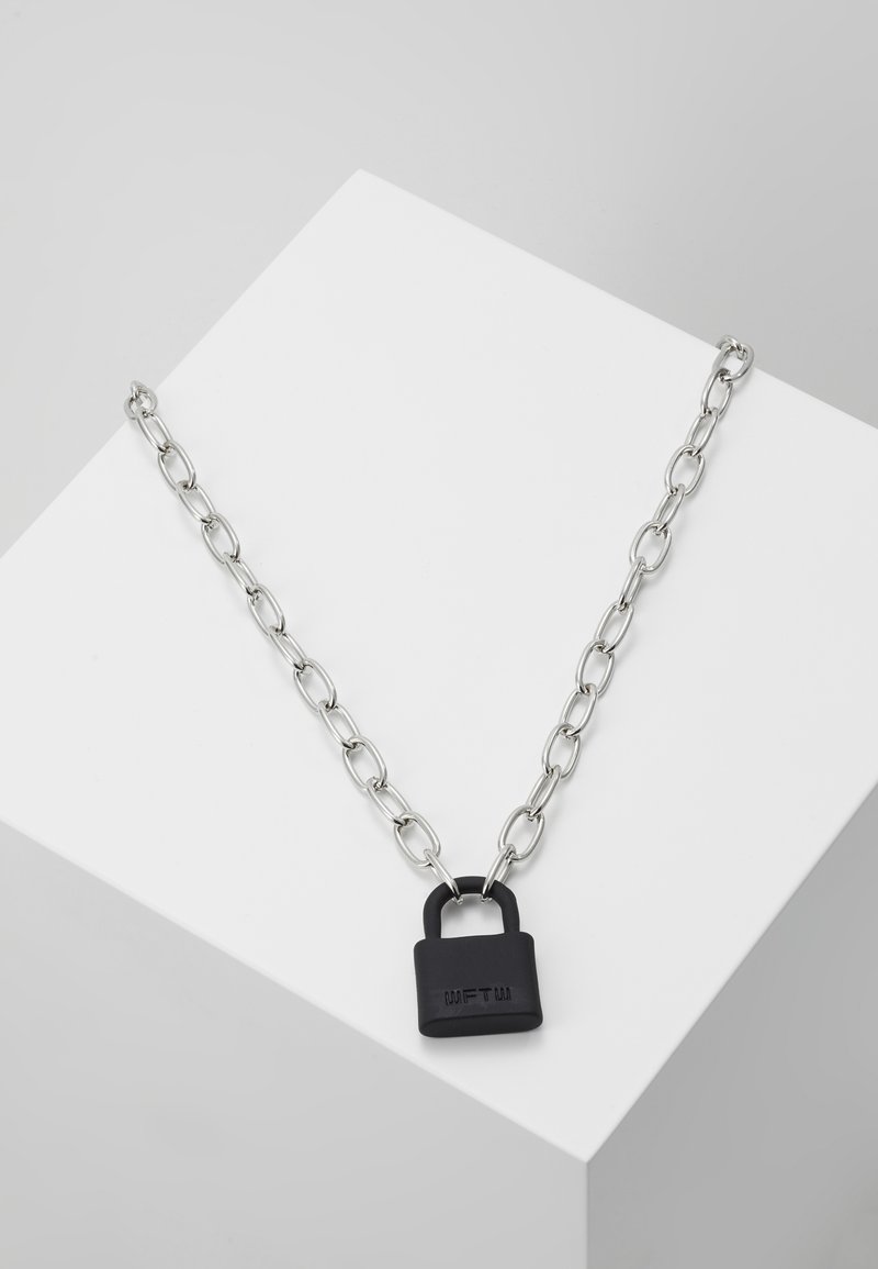 Collana in argento con anelli ovali e un ciondolo a forma di lucchetto nero opaco con testo impresso. Design semplice e moderno.