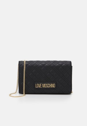 Czarna pikowana torebka na ramię z złotym łańcuszkiem i złotą tabliczką z logo "LOVE MOSCHINO" na przedniej klapie.