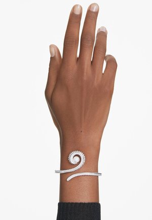 Silberarmband mit spiralförmigem Design, das eine zentrale Perle und strukturierte Details aufweist. Glatte Oberfläche und glänzende Metalloberfläche.