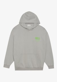 Grå hettegenser med frontlomme, snor i hetten, og grønt grafisk design på brystet. Mykt materiale med en avslappet passform.