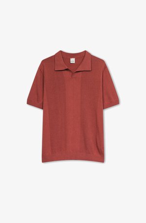 Pánská polokošile s krátkým rukávem v barvě spálené oranžové, s pletenou strukturou, jednofarebná a s vroubkovaným lemem a límcem. Prodyšný a ležérní design.