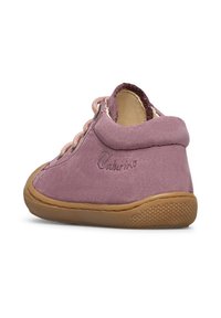 Scarpa per bambini in suede viola con lacci rosa, colletto imbottito, cuciture con marchio e suola in gomma marrone testurizzata, mostrata dal lato posteriore.