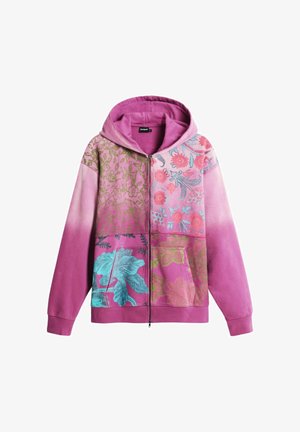 Ružičasta dukserica s patentnim zatvaračem i zakrpama od cvjetnih uzoraka u zelenoj, plavoj i crvenoj boji, s kapuljačom i prednjim džepovima.