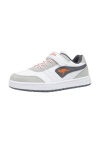 Weiße und graue Sneaker mit glatter Textur, featuring orangefarbene Akzente, Schnürsenkel und einen Klettverschluss. Ausgelegt für Komfort mit einer dicken Gummisohle.