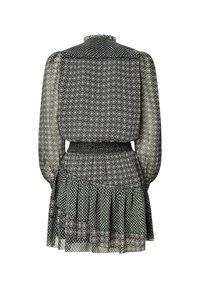 Robe à manches longues à motifs noir et blanc avec col haut à volants, taille élastique et jupe évasée aux motifs géométriques variés.