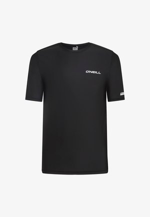 Černé sportovní tričko s krátkým rukávem vyrobené z tkaniny odvádějící vlhkost. Na hrudi a na rukávech se nachází bílé logo O'Neill.