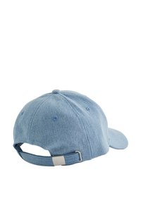 Sinine denimist müts, millel on kaarjas ääre, tekstuuriga kangas, reguleeritav rihm metallaktsendiga ning kuus ventilatsiooniava ülaosas.