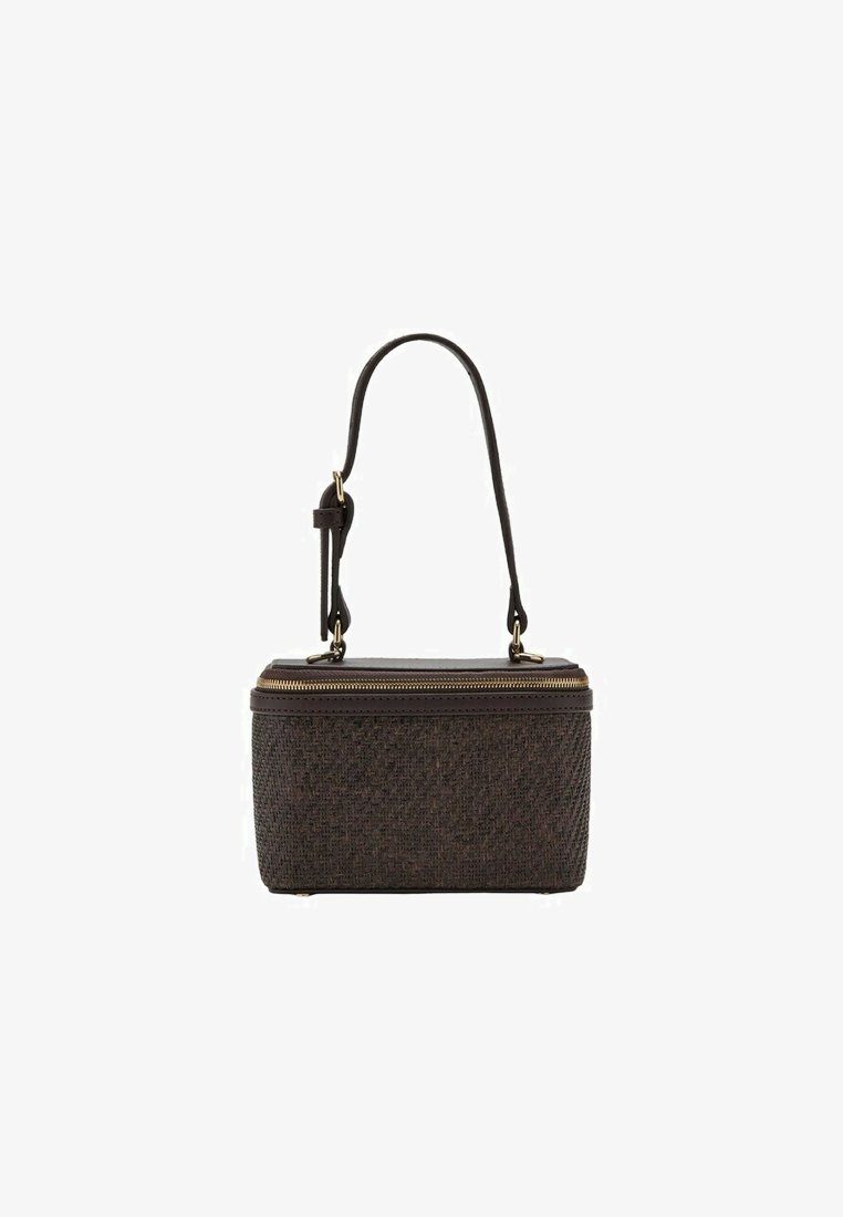 Sac à main rectangulaire en osier marron foncé avec une fermeture éclair supérieure et une bandoulière en cuir ajustable.