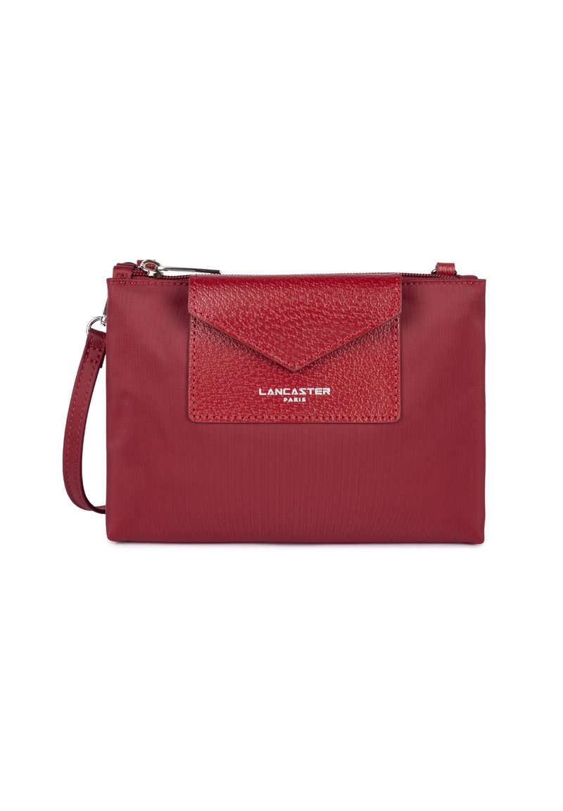 Rote Handtasche mit einer strukturierten Lederklappe und einem glatten Stoffkörper. Enthält einen Reißverschluss und einen befestigten Handgelenkriemen für einfache Tragbarkeit.