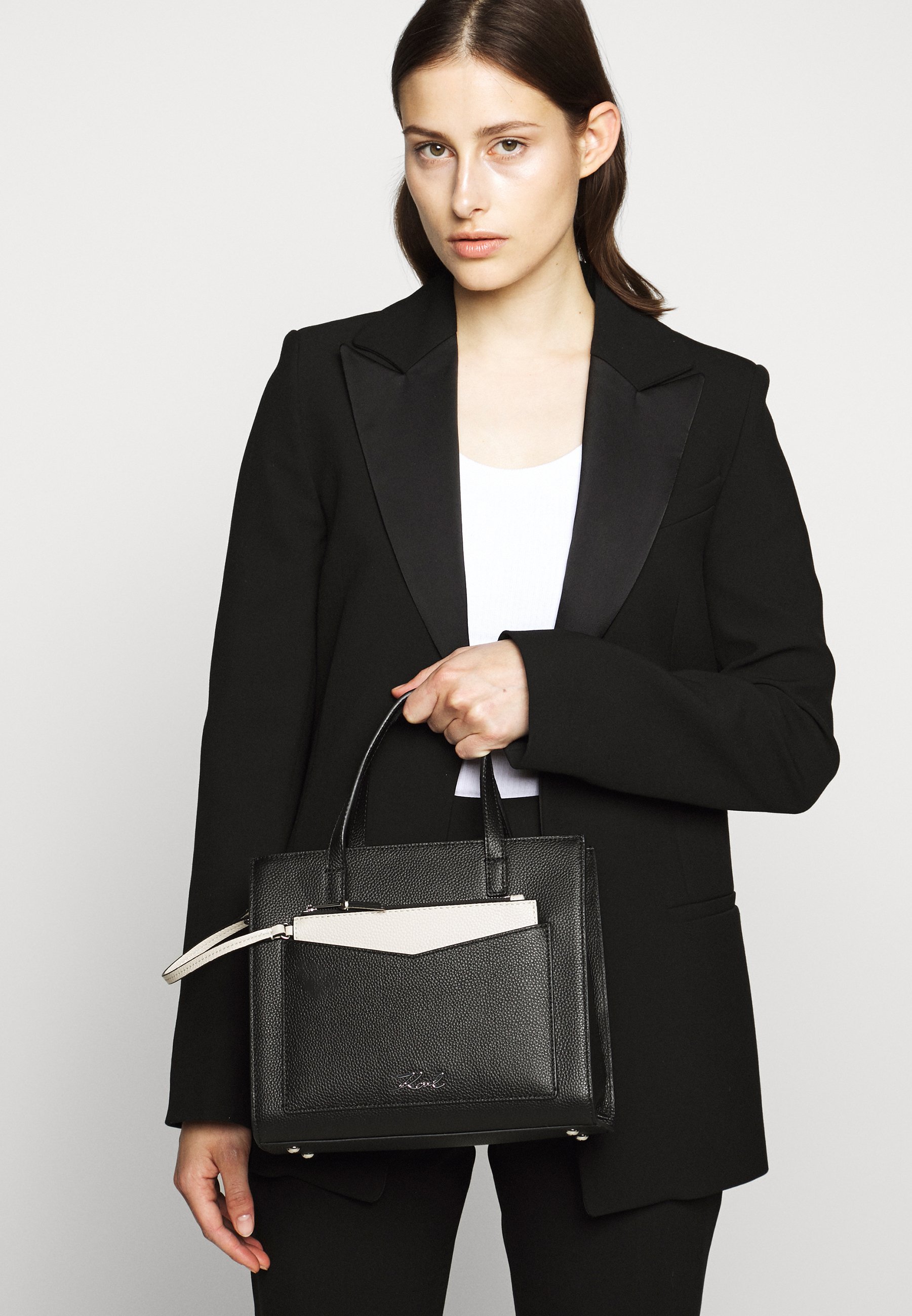 KARL LAGERFELD POCKET SMALL TOTE Håndveske black KARL LAGERFELD POCKET SMALL TOTE Håndveske black