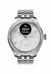 Silberne Withings-Uhr mit weißem Zifferblatt, schwarzem Digitaldisplay für Schritte, Edelstahlarmband und strukturierten Lünette-Accents.