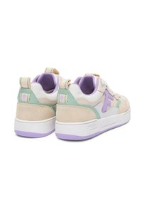 Sneakers met een beige suède en witte synthetische bovenkant, muntgroene en lavendelaccenten, en een dikke witte zool met lavendelkleurige details.