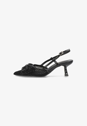 Zapato negro tipo slingback con puntera puntiaguda, material de malla texturizado, cuentas negras decorativas en la parte superior y un tacón bajo y acampanado.