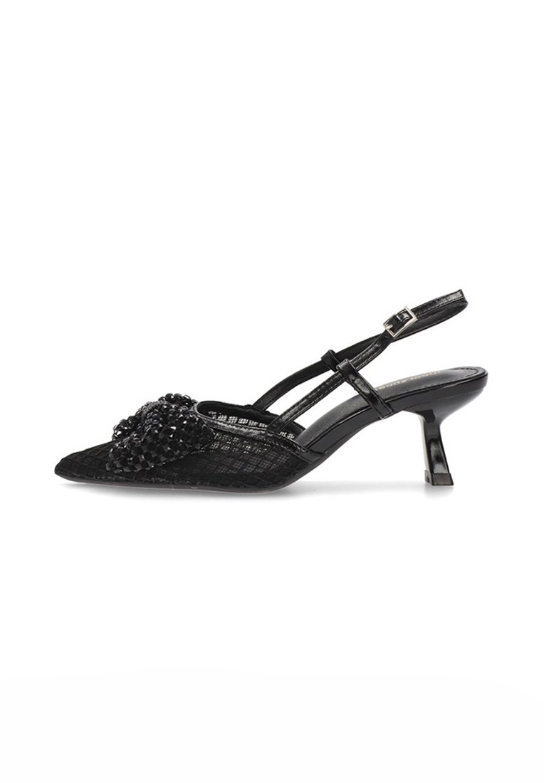 Zapato negro tipo slingback con puntera puntiaguda, material de malla texturizado, cuentas negras decorativas en la parte superior y un tacón bajo y acampanado.