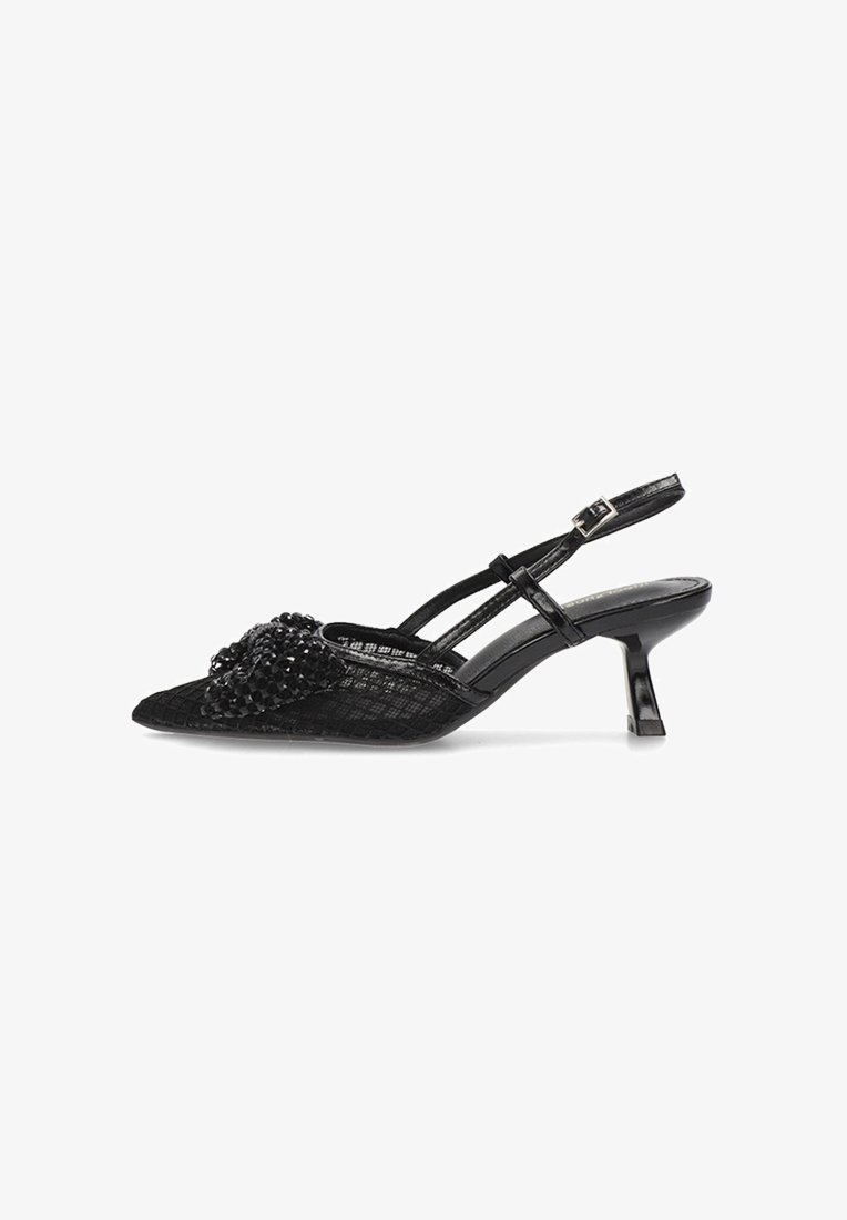 Zapato negro tipo slingback con puntera puntiaguda, material de malla texturizado, cuentas negras decorativas en la parte superior y un tacón bajo y acampanado.