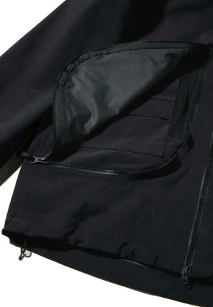 Musta takki, jossa on sisäinen vetoketjullinen tasku ja sileä, mattapintainen viimeistely. Vetoketjun ja ompeleiden yksityiskohdat ovat myös mustia.