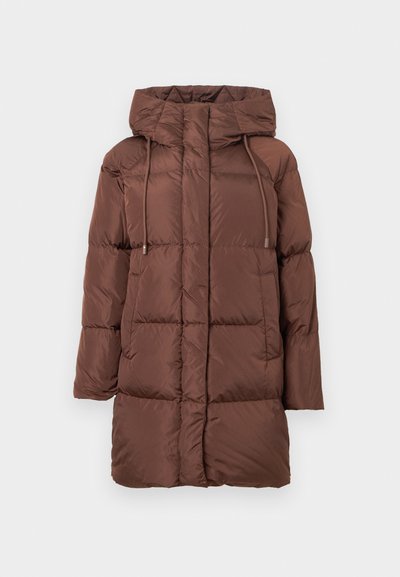 Brązowy puchowy płaszcz z kapturem, wyróżniający się pikowanym wzorem, akcentami ze sznurkiem, długimi rękawami i średniej długości krojem. Gładka tekstura.