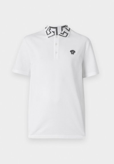 Λευκό πόλο μπλουζάκι κοντό μανίκι με μαύρο γεωμετρικό σχέδιο στον γιακά και μικρό μαύρο λογότυπο Μέδουσα στο αριστερό στήθος.