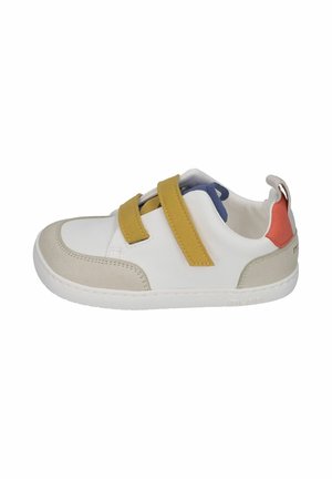 Weißer Kindersneaker mit beiger Zehenkappe, senfgelben Klettverschlüssen, blauem Zungenstück und rotem Fersenlasche.