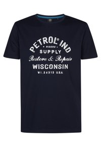 T-shirt di cotone blu navy con stampa grafica bianca e testo "PETROL IND SUPPLY Restore & Repair WISCONSIN" sul davanti.