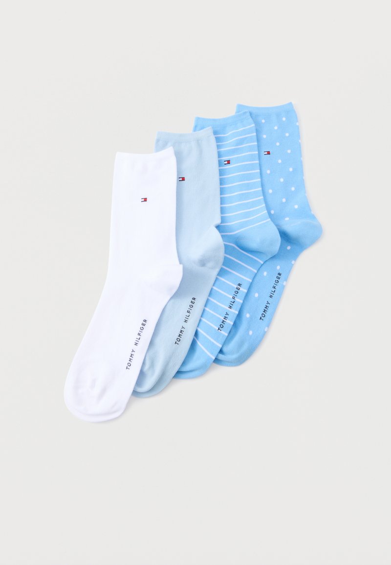 Quatre chaussettes montantes Tommy Hilfiger en blanc, bleu clair uni, bleu avec rayures blanches et bleu avec pois blancs, disposées côte à côte.