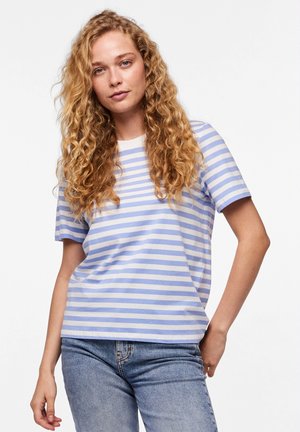 Tricou dungat în albastru deschis și alb, fabricat dintr-un material moale. Are mâneci scurte și o croială lejeră, cu un decolteu rotund.