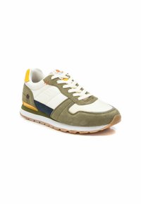 Zapatillas de deporte verde oliva con malla blanca, acentos de ante y detalles en azul marino. Presenta una lengüeta amarilla en el talón y una mediasuela blanca con suela de goma texturizada.
