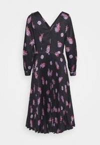 Robe noire à fleurs avec un décolleté en V, des manches longues et une jupe plissée. Présente des motifs de roses violettes et roses sur un tissu texturé.
