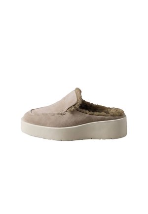 Slip-On-Hausschuh mit beigem Velourslederobermaterial, dicker weißer Plateausohle und weichem braunem Fellfutter innen.